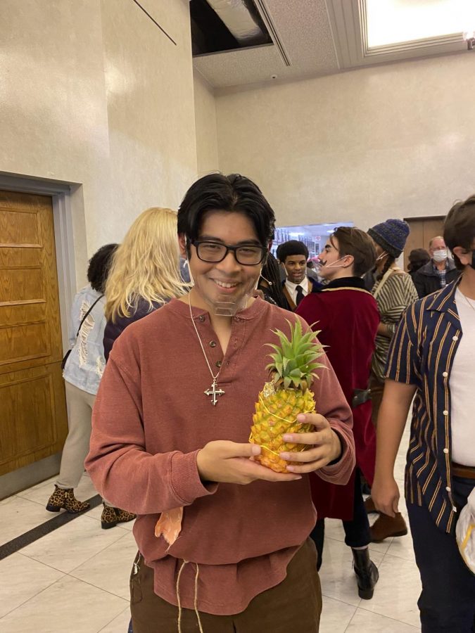Be careful with that pineapple, Miquel Maninang.